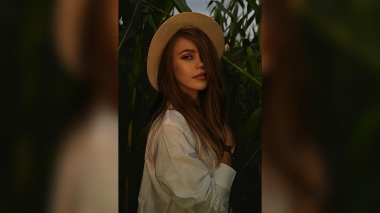 Webcam chat profile for BellaGlow: Ask about my Hobbies