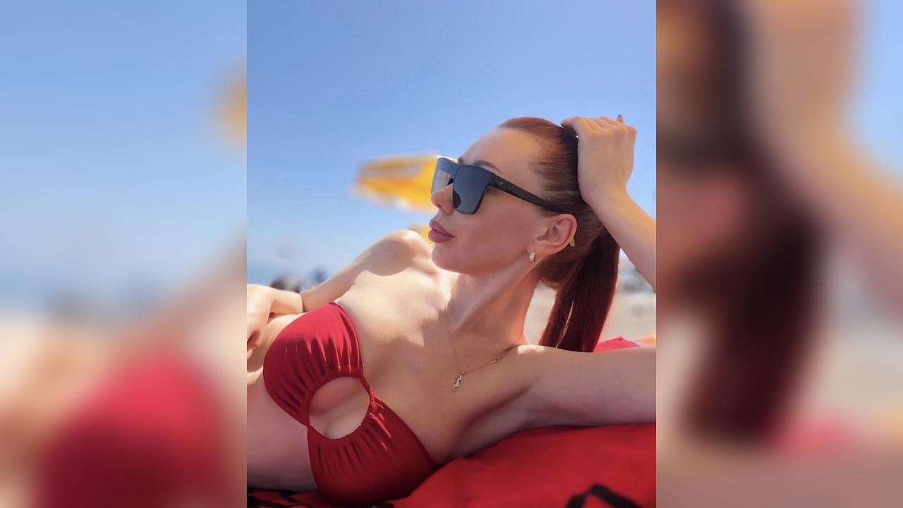 Webcam chat profile for ari24: Dancing