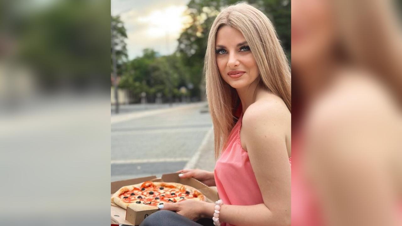 Webcam chat profile for SnowSpark: Nails