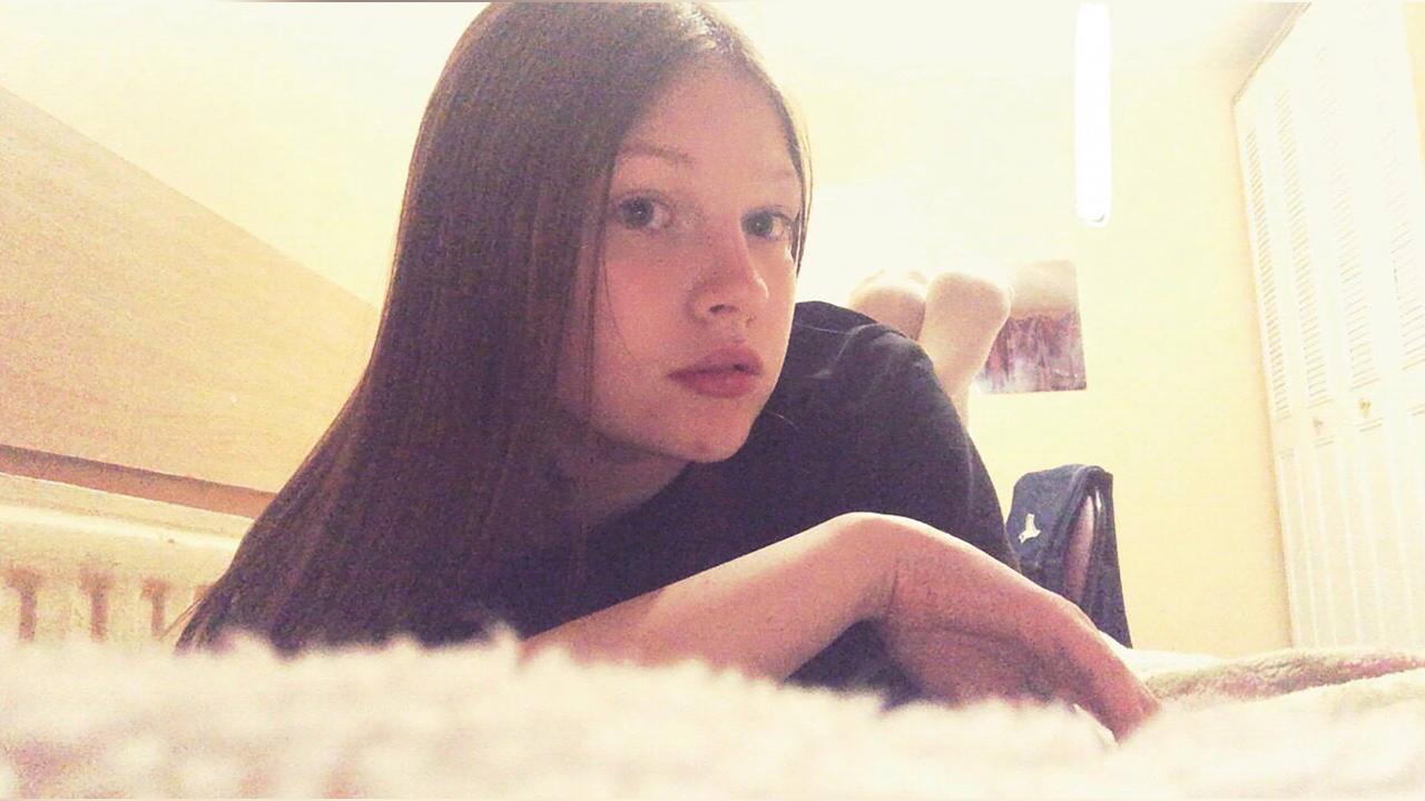 Webcam chat profile for LauraBevy: Legs, feet & shoes