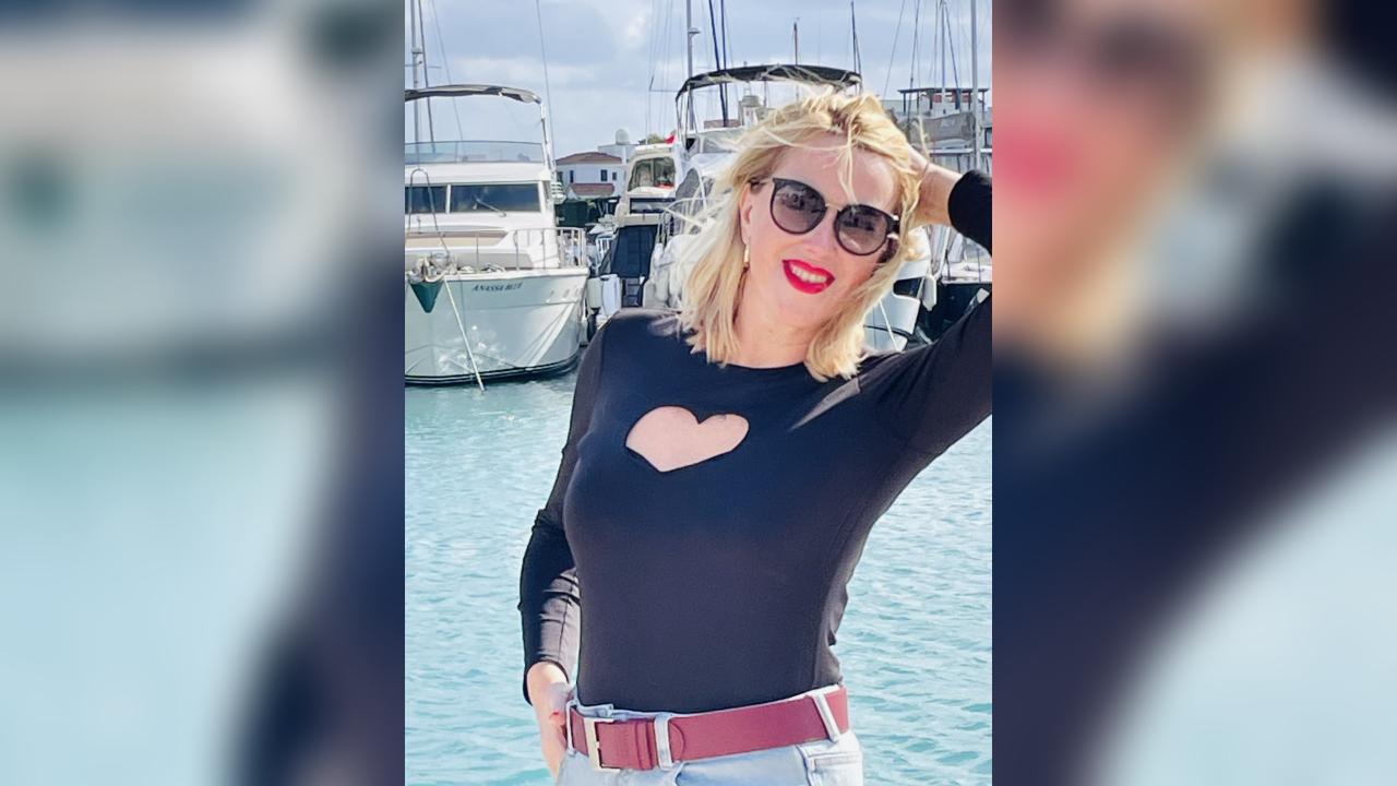 Webcam chat profile for MyAngelShy: Legs, feet & shoes