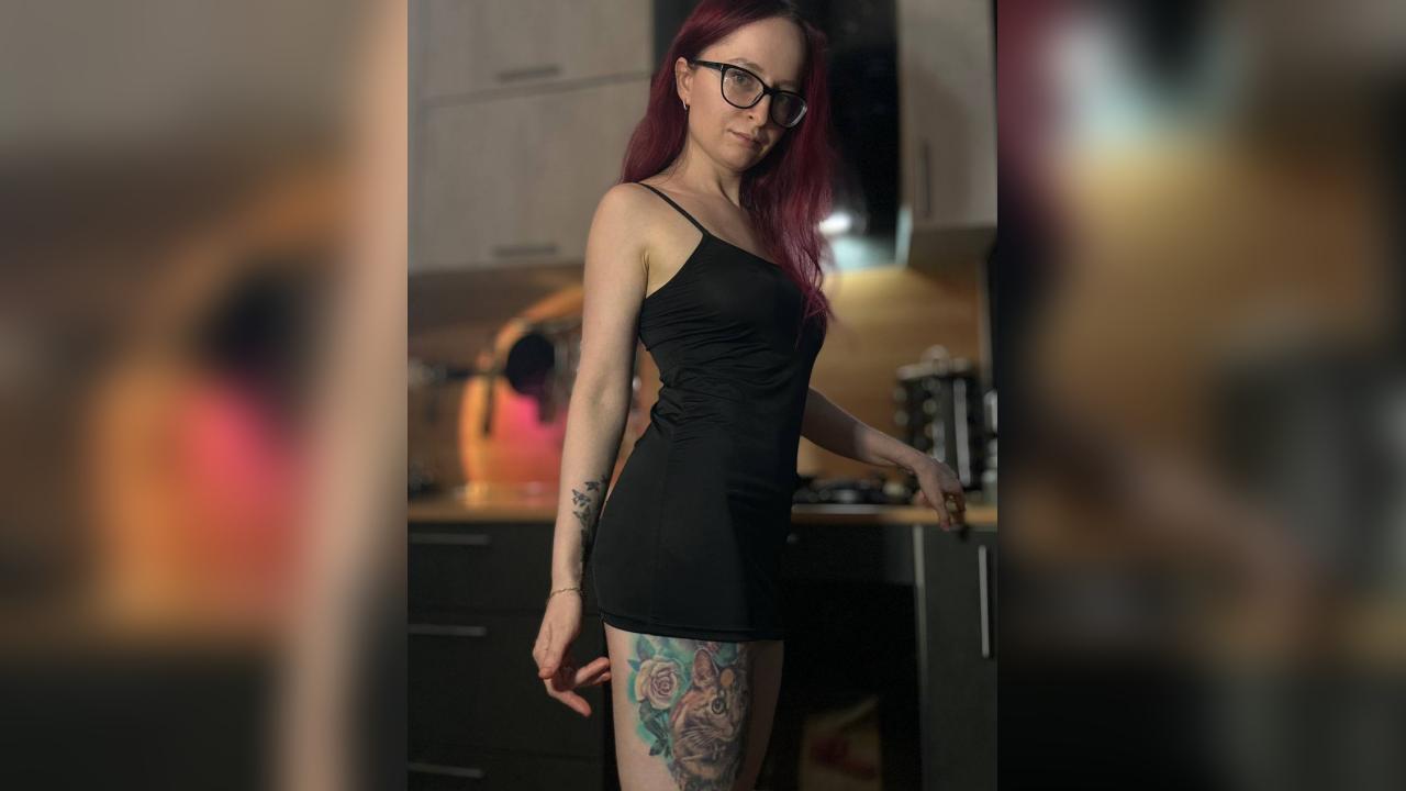 Webcam chat profile for CoyEmma: Strip-tease