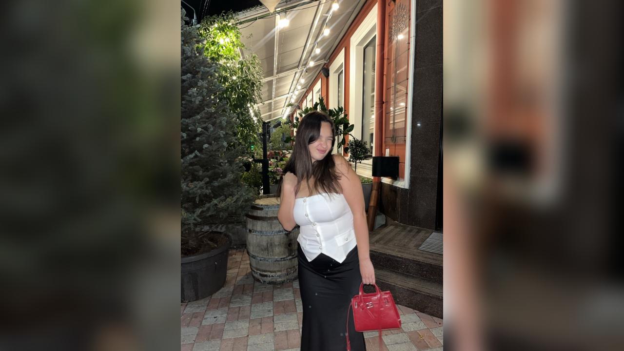 Webcam chat profile for CurvyMuse: Music