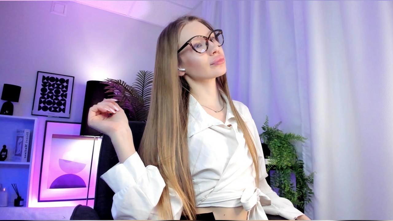 Webcam chat profile for MayMalone: Legs, feet & shoes