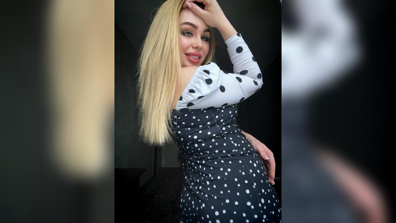 Webcam chat profile for EmeraLyn: Outfits