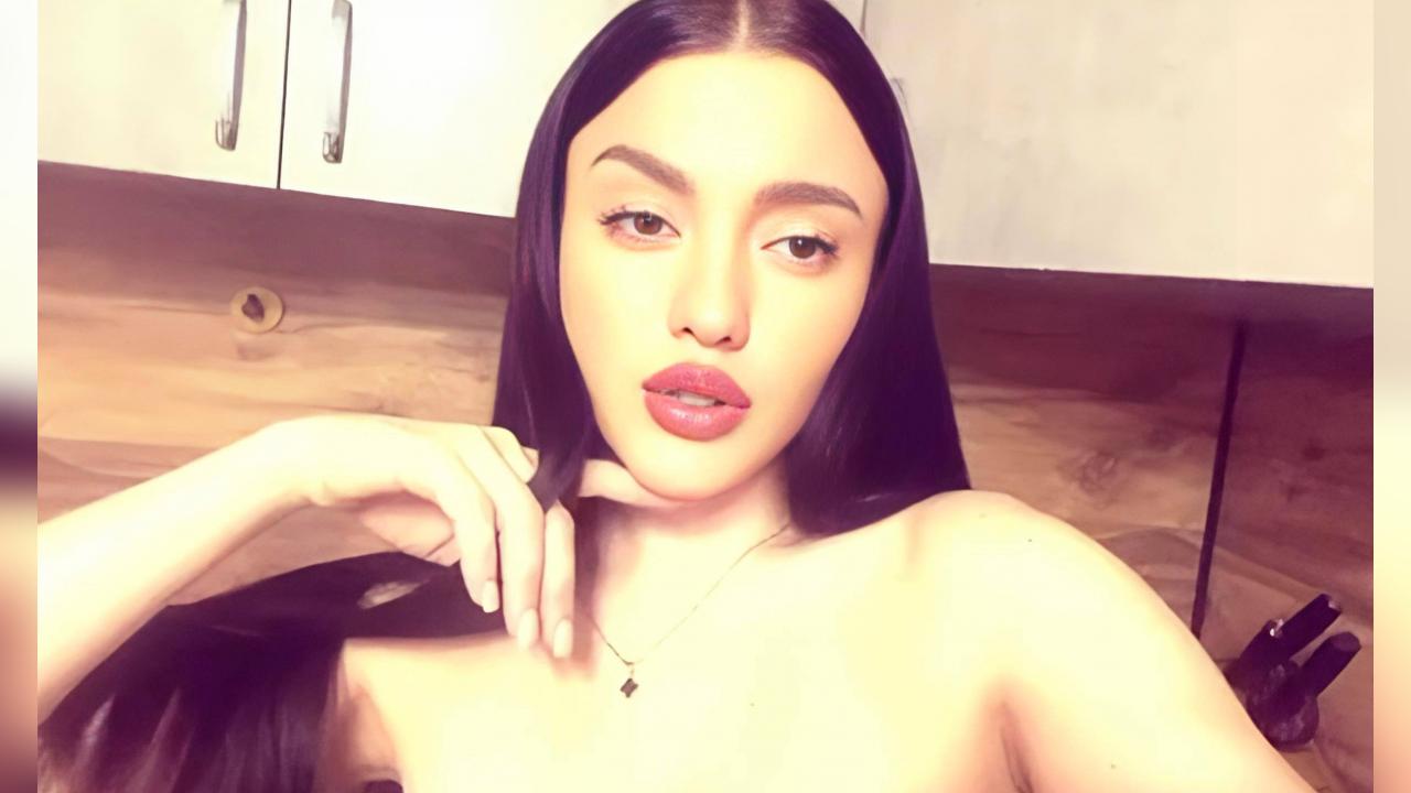 Webcam chat profile for AliseParis: Legs, feet & shoes