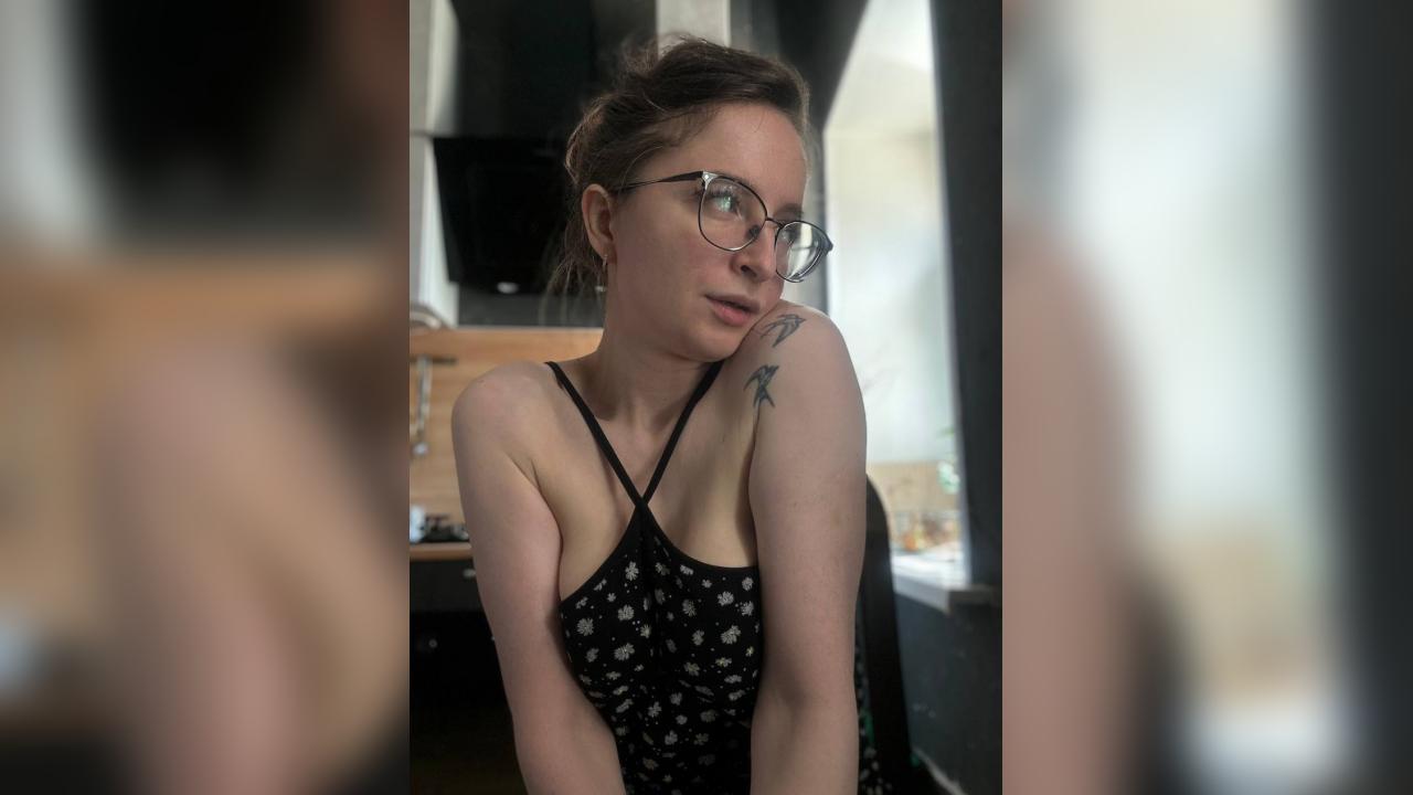 Webcam chat profile for CoyEmma: Strip-tease