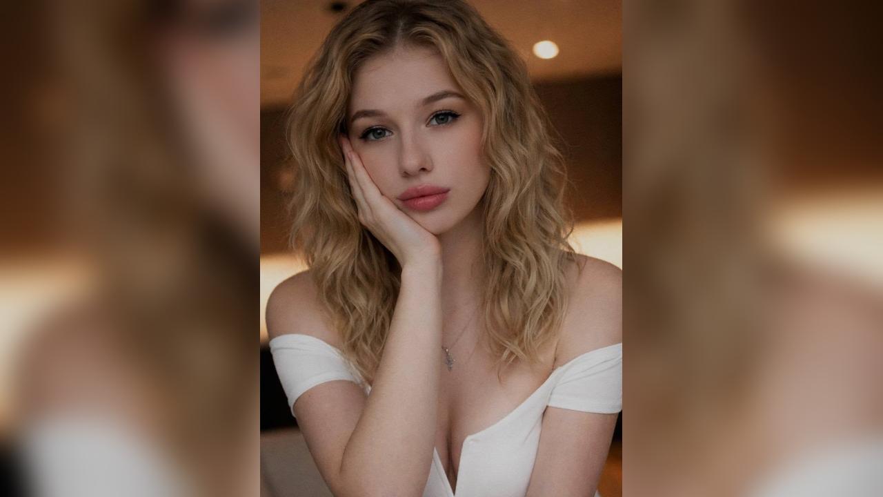 Webcam chat profile for Vayra: Ask about my Hobbies