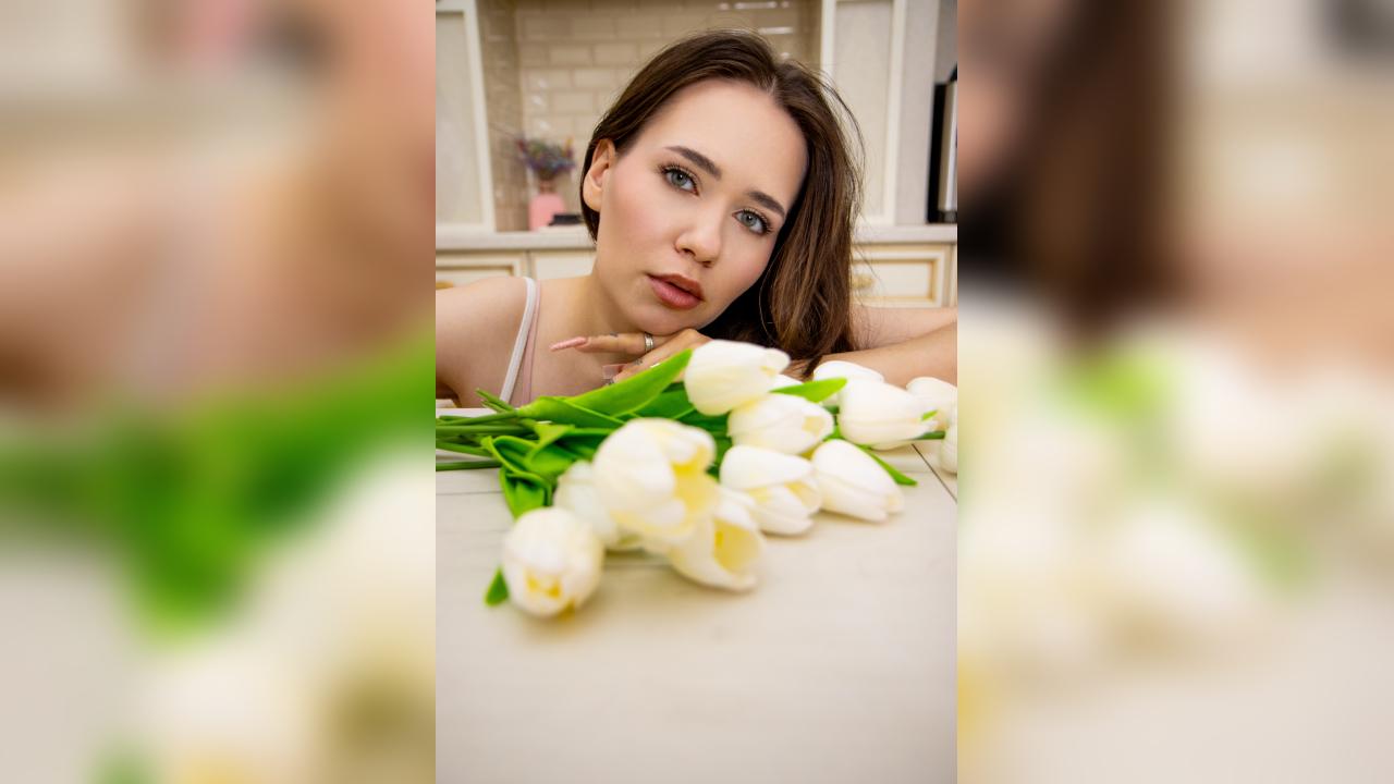 Webcam chat profile for AryaThorne: Legs, feet & shoes