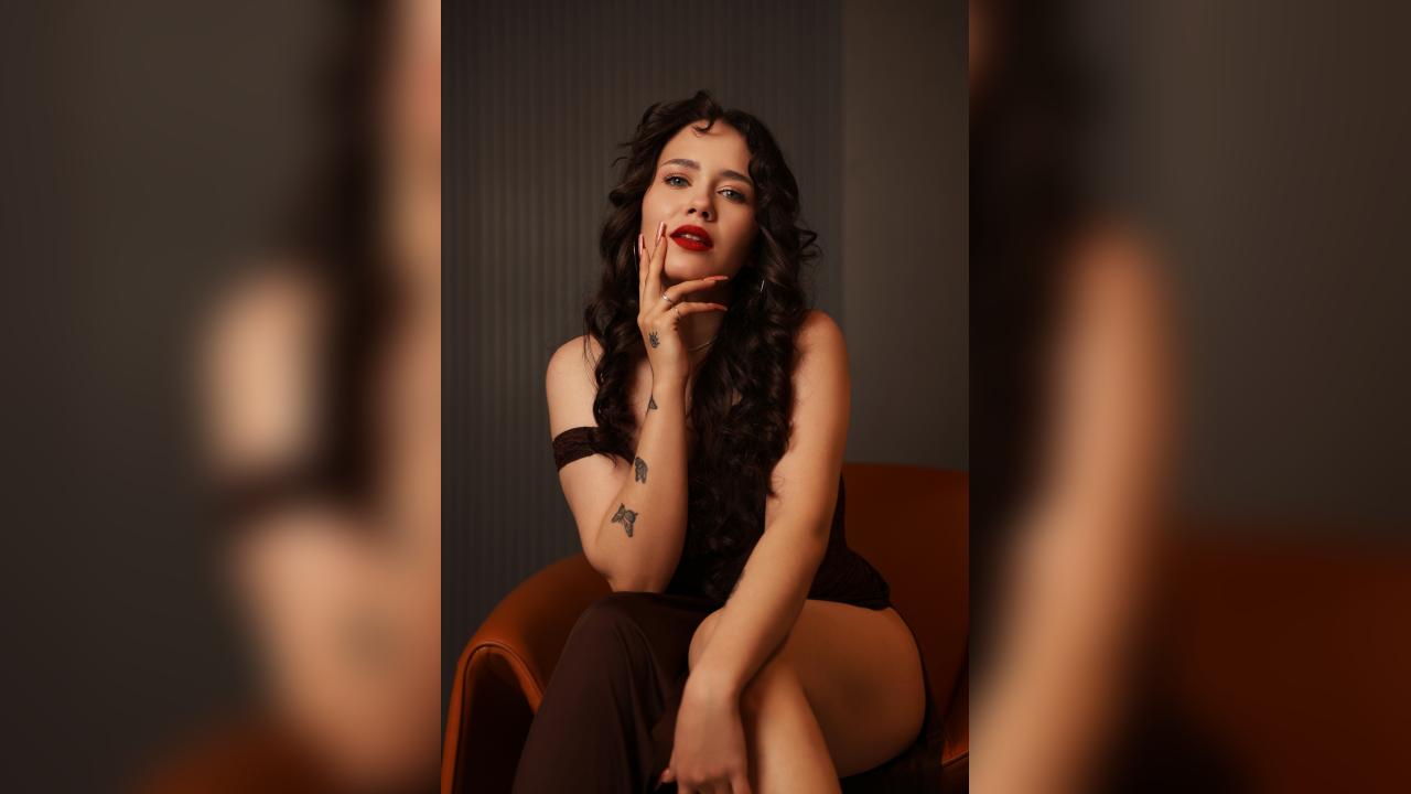 Webcam chat profile for AryaThorne: Legs, feet & shoes