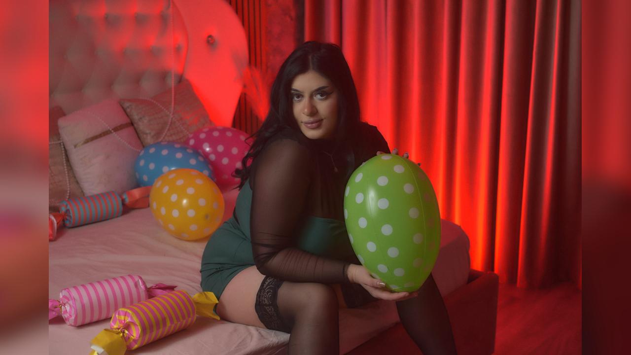 Webcam chat profile for NayaNoirX: Kissing