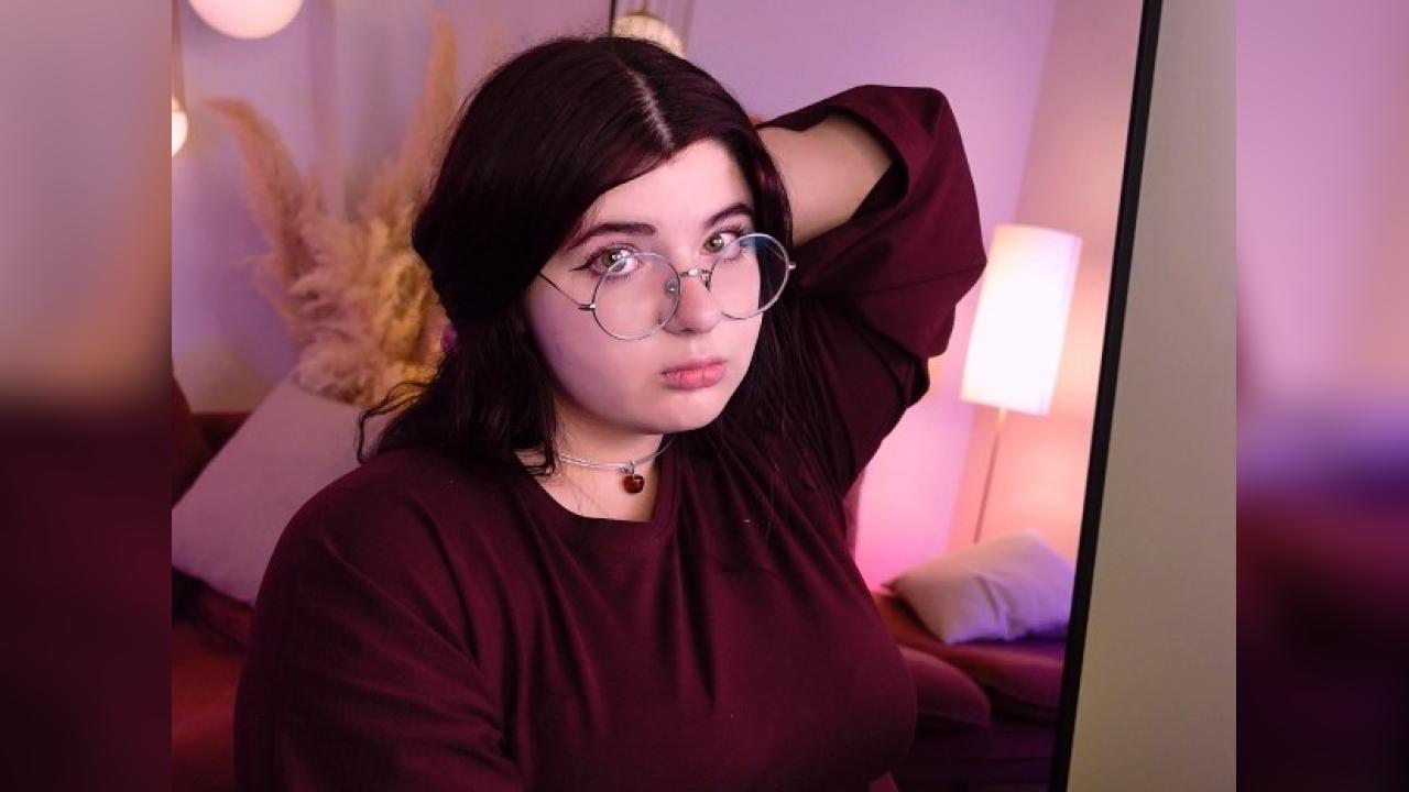 Webcam chat profile for SienaWest: Legs, feet & shoes