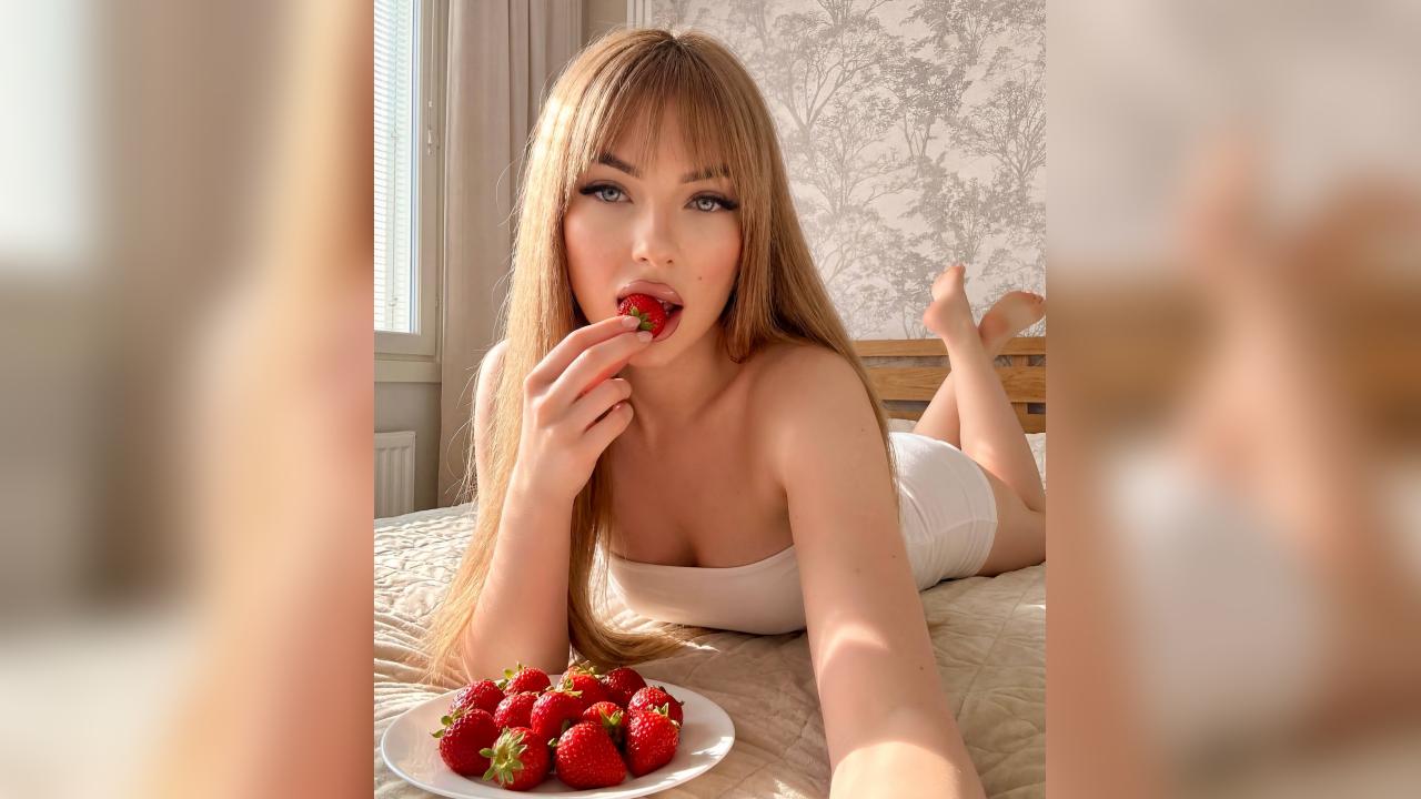 Webcam chat profile for Rinae: Legs, feet & shoes