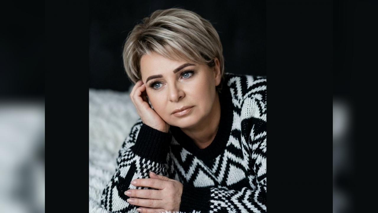 Webcam chat profile for EvaBluebell: Legs, feet & shoes