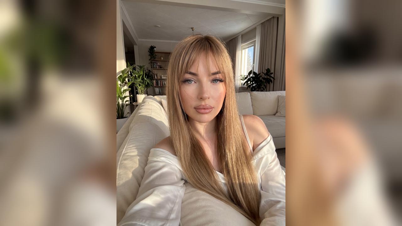 Webcam chat profile for Rinae: Legs, feet & shoes