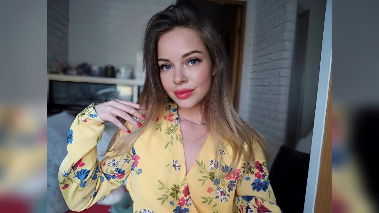 Webcam chat profile for TaraTeAmox: Legs, feet & shoes