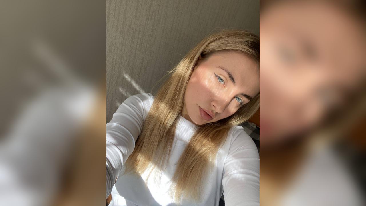 Webcam chat profile for LovelyAura