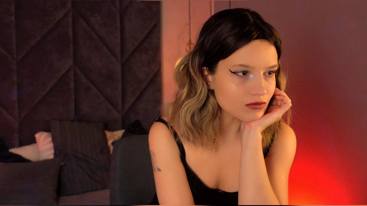 Webcam chat profile for RowenMoon: Latex & rubber