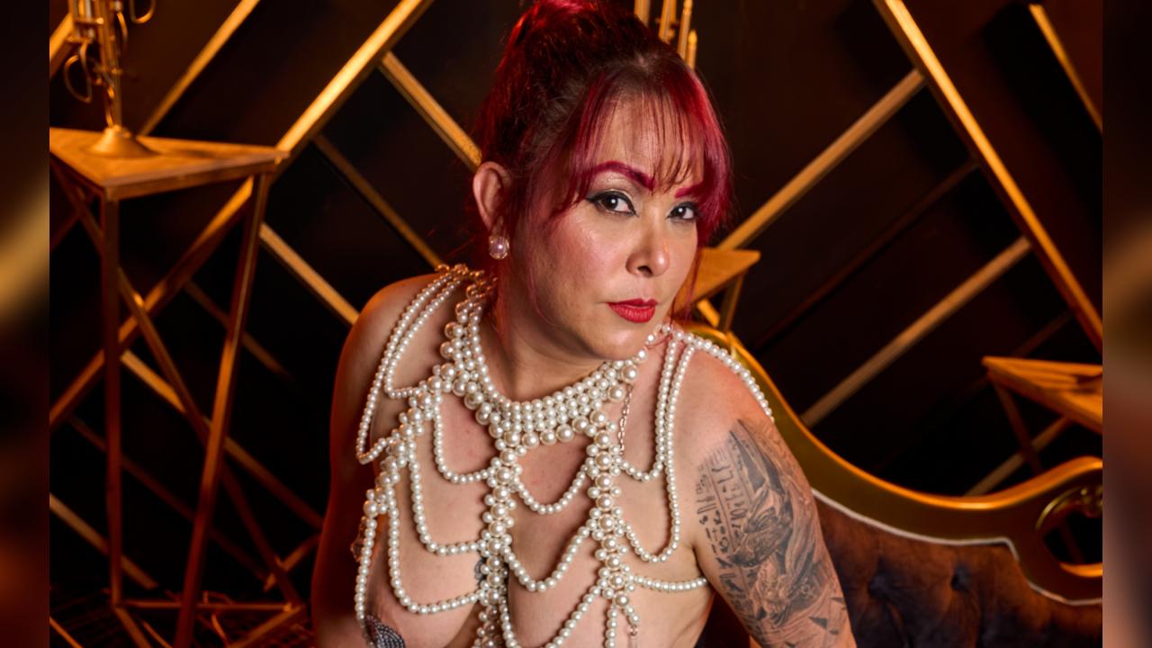 Webcam chat profile for DeboraKinky: Exhibition