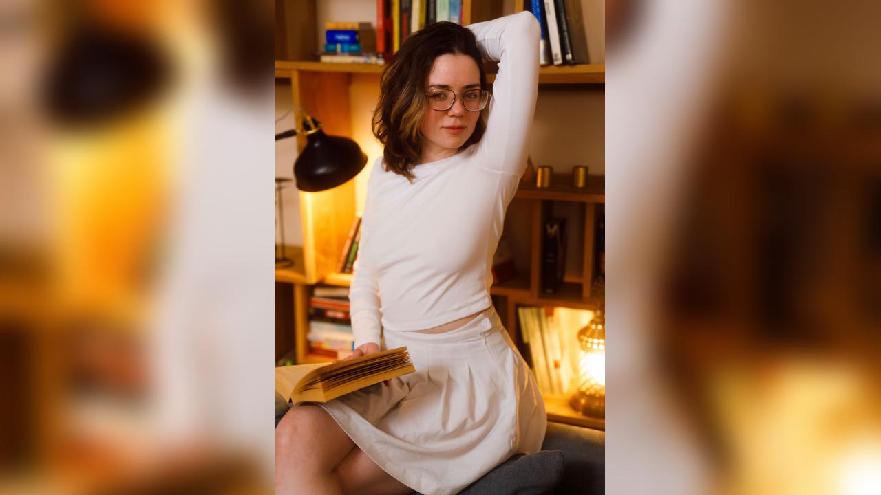 Webcam chat profile for SunnyTeaze: Exhibition