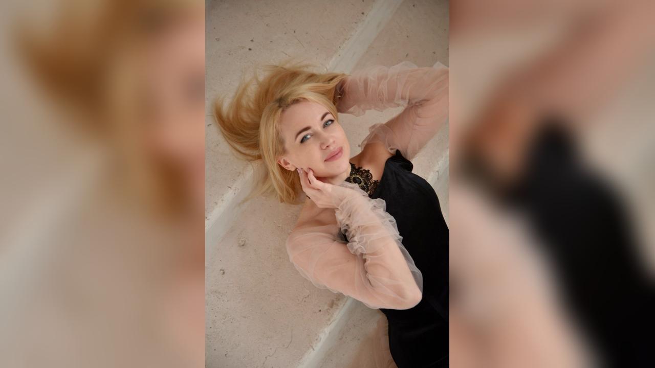 Webcam chat profile for LadyElyaWhisp: Books/Reading