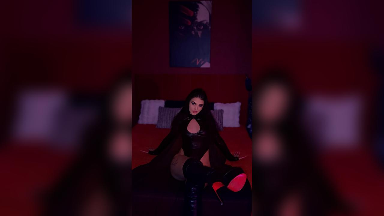 Webcam chat profile for LeaNoire: Dominatrix
