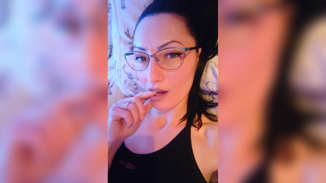 Webcam chat profile for TashaSinz: Legs, feet & shoes