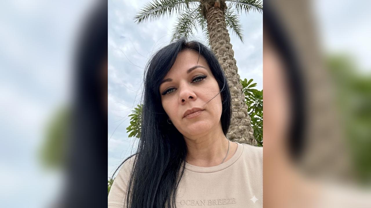 Webcam chat profile for QueenFrost: Smoking