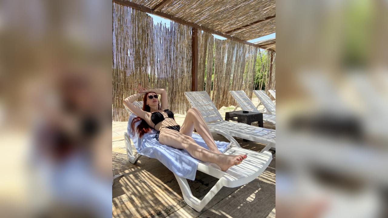 Webcam chat profile for ari24: Dancing