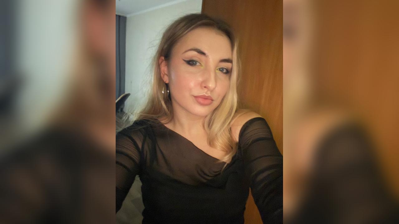 Webcam chat profile for LovelyAura