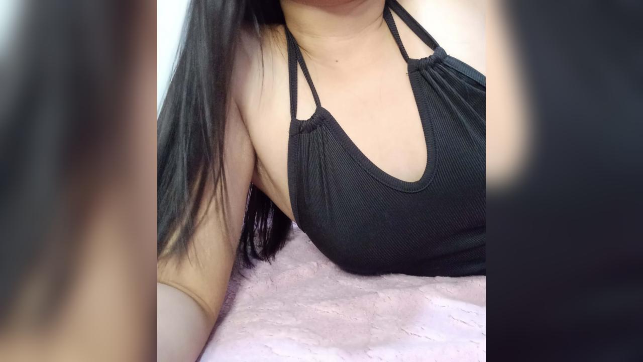 Webcam chat profile for NewSexyBabe: Nipple play