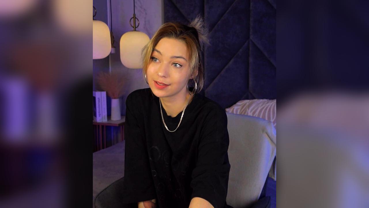 Webcam chat profile for AlysiaSun: Legs, feet & shoes