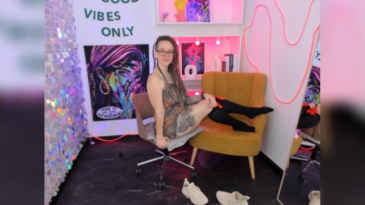 Webcam chat profile for LisaFoxy: Legs, feet & shoes