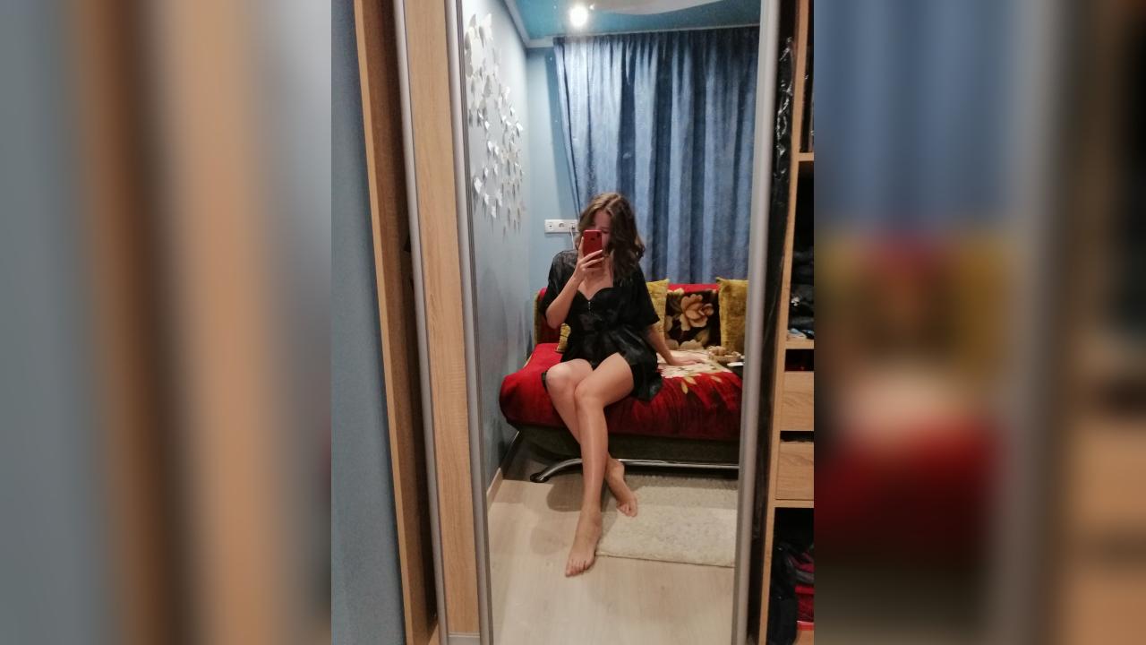 Webcam chat profile for SweetieCutiePie: Glasses