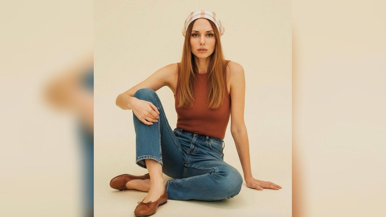 Webcam chat profile for LioraMind: Outfits