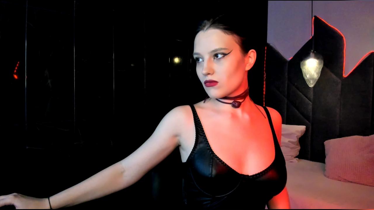 Webcam chat profile for RowenMoon: Latex & rubber