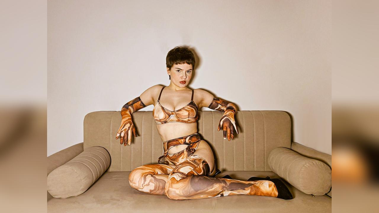 Webcam chat profile for JunneWers: Legs, feet & shoes