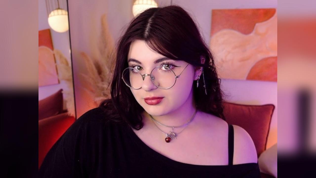 Webcam chat profile for SienaWest: Legs, feet & shoes