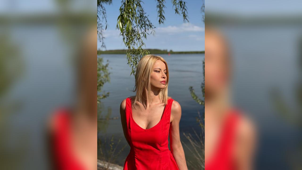 Webcam chat profile for syennavale: Legs, feet & shoes