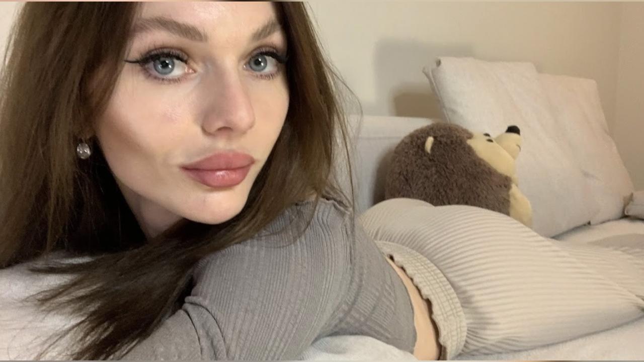 Webcam chat profile for Cuddliesa: Legs, feet & shoes