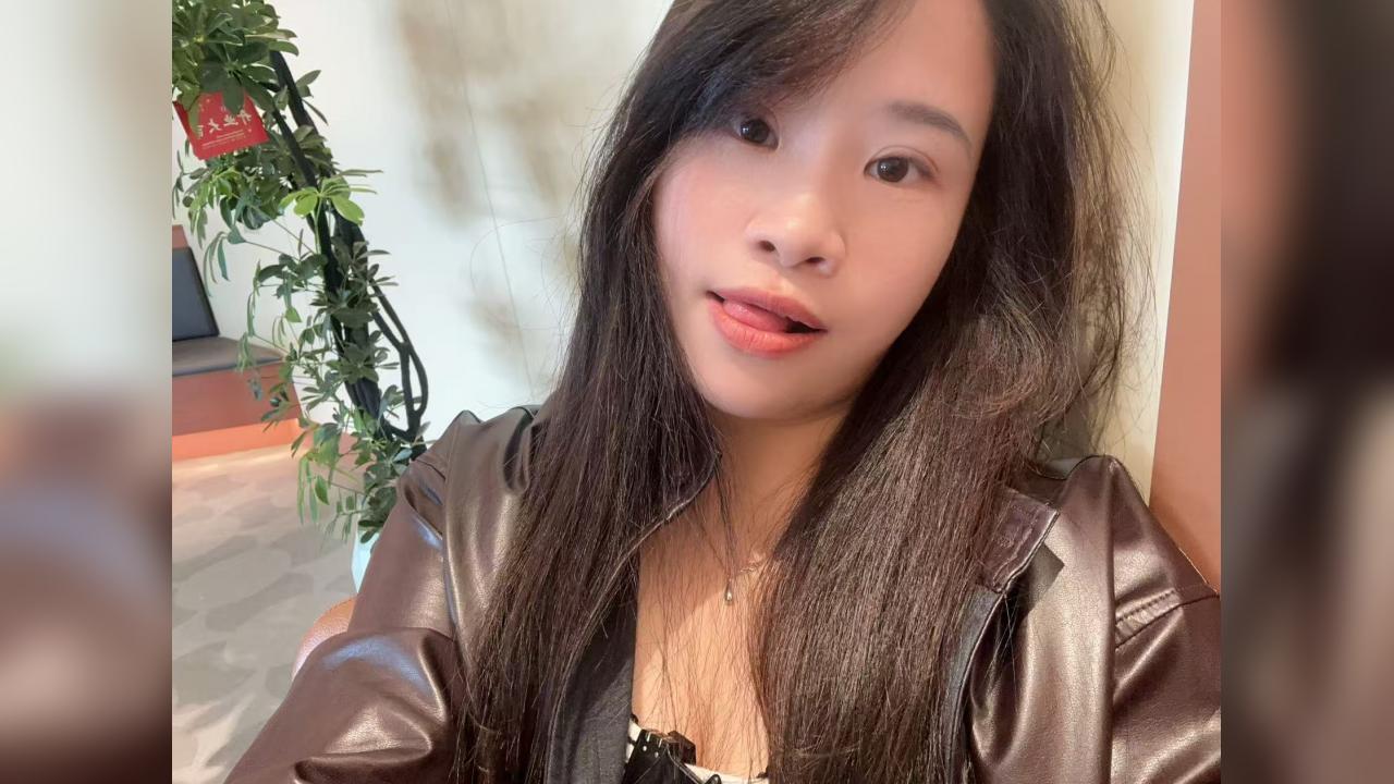 Webcam chat profile for Hermione56: Legs, feet & shoes