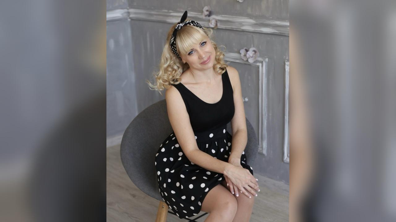 Webcam chat profile for LadyElyaWhisp: Books/Reading