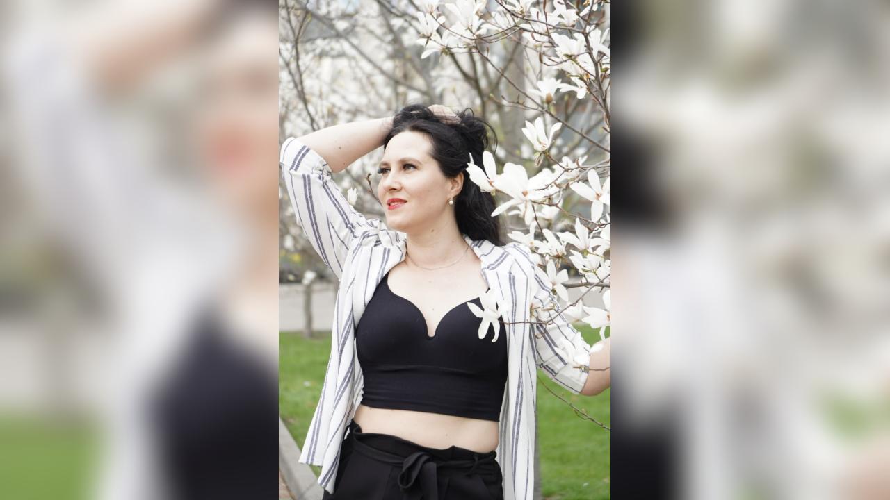 Webcam chat profile for OliviaWarm: Dancing