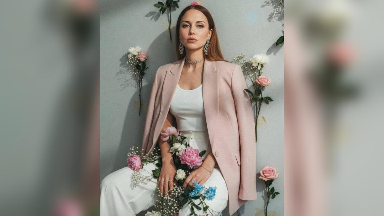 Webcam chat profile for LioraMind: Outfits