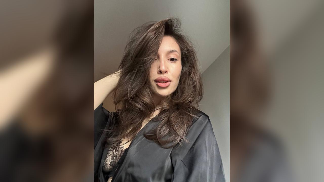 Webcam chat profile for KitKattX: Legs, feet & shoes