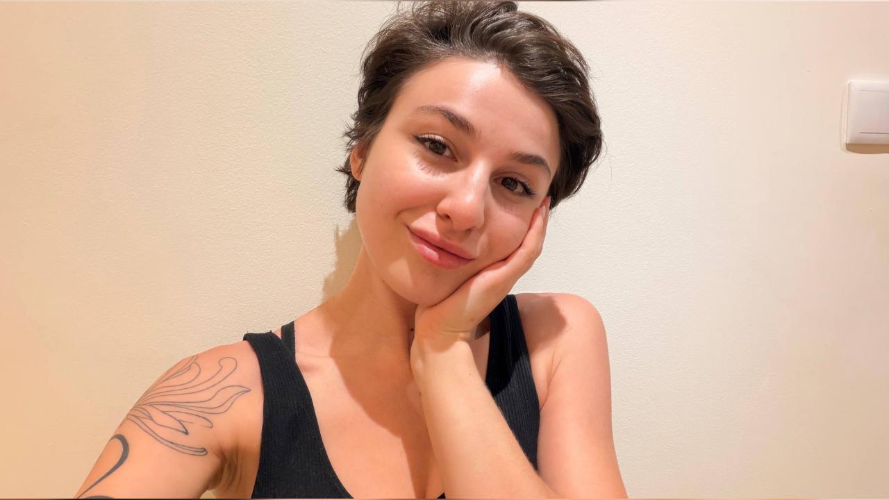 Webcam chat profile for LittleMiss: Piercings & tattoos