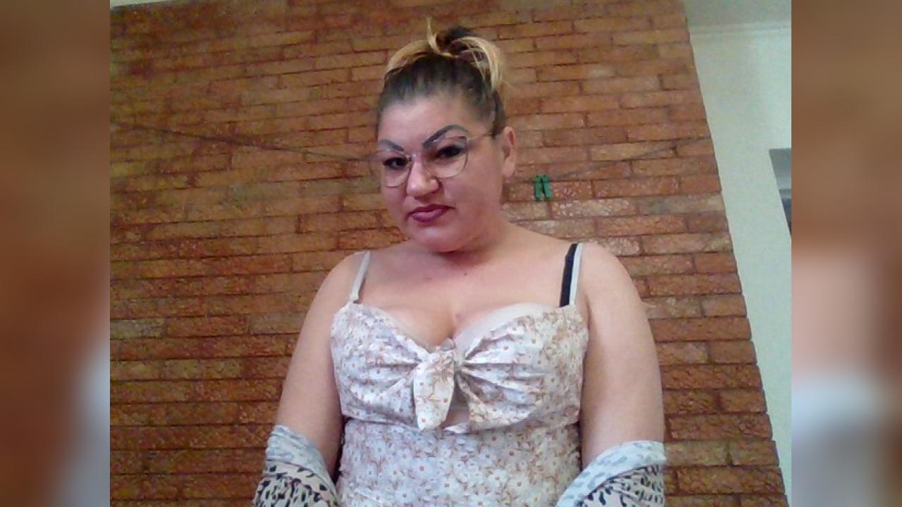 Webcam chat profile for NayaVibe: Outfits