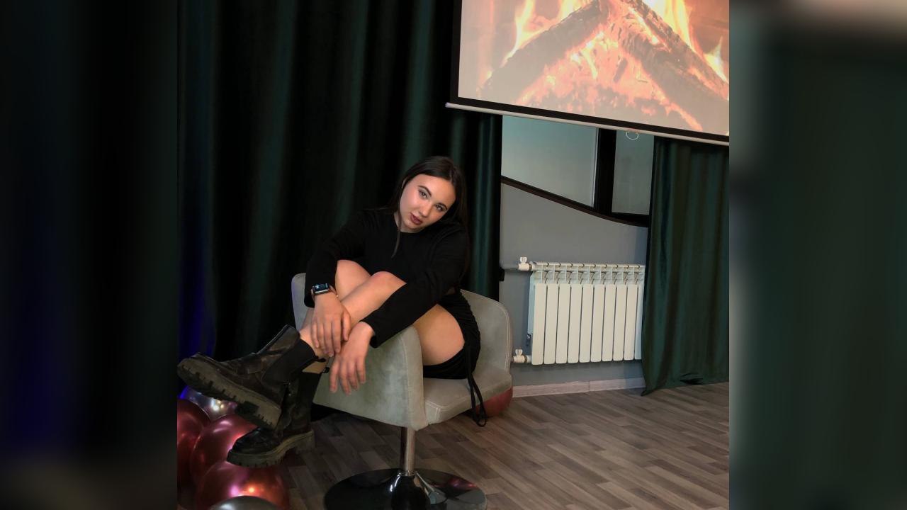 Webcam chat profile for LunaRiche: Exercise