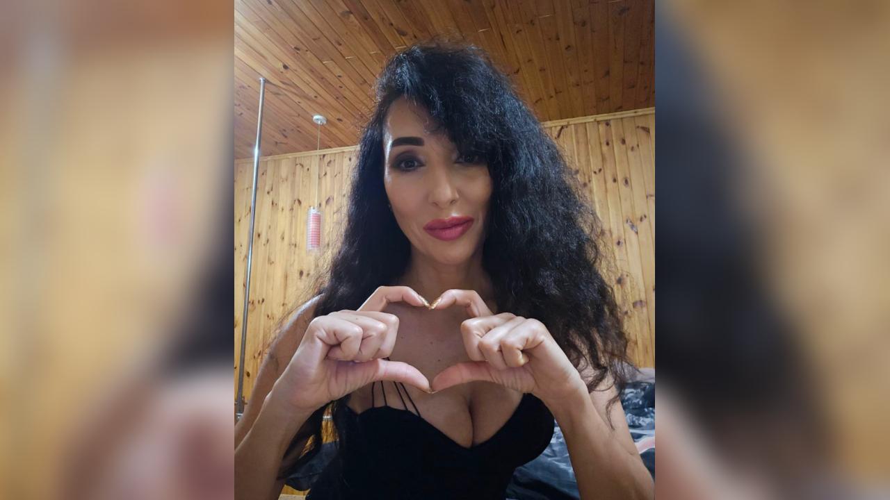 Webcam chat profile for Iluna: Ask about my Hobbies