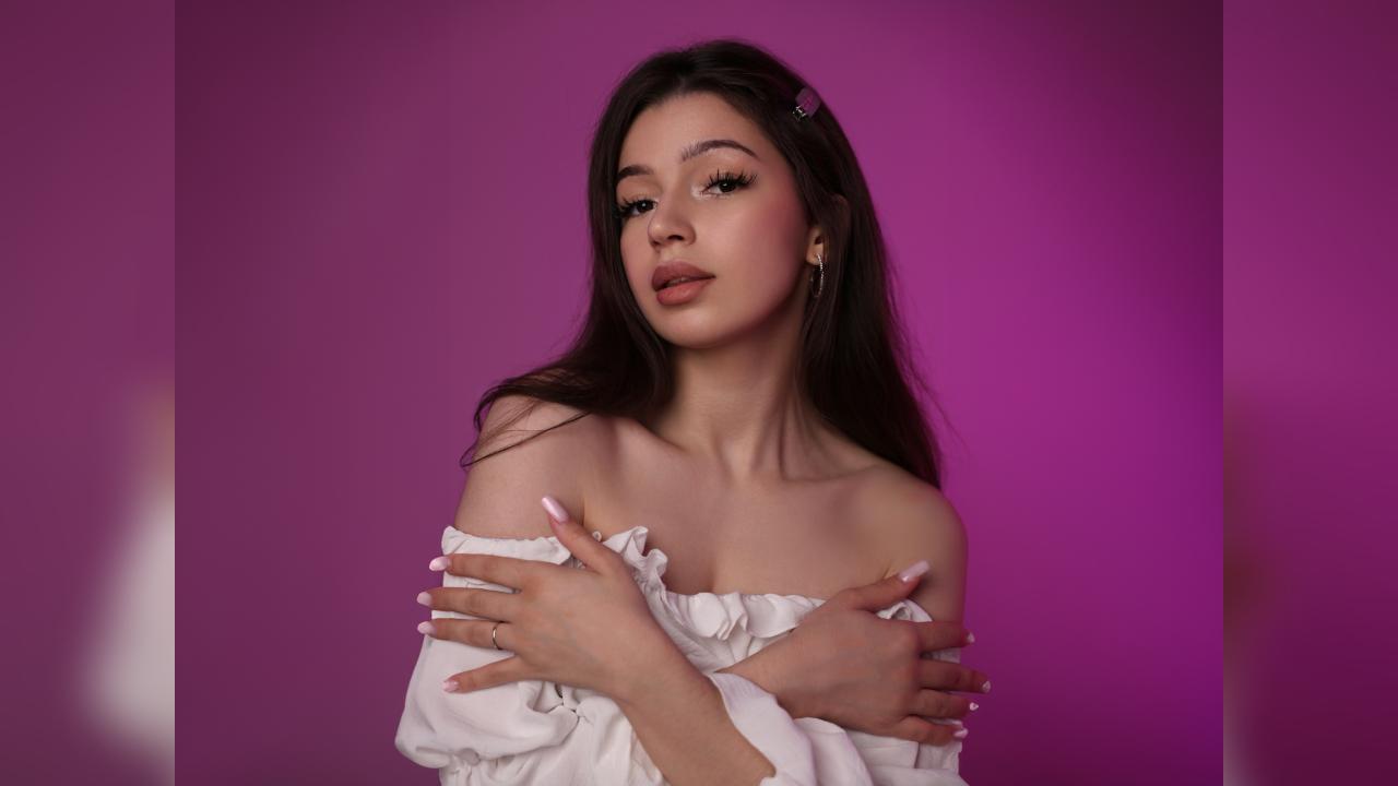 Webcam chat profile for EmmieWren: Legs, feet & shoes